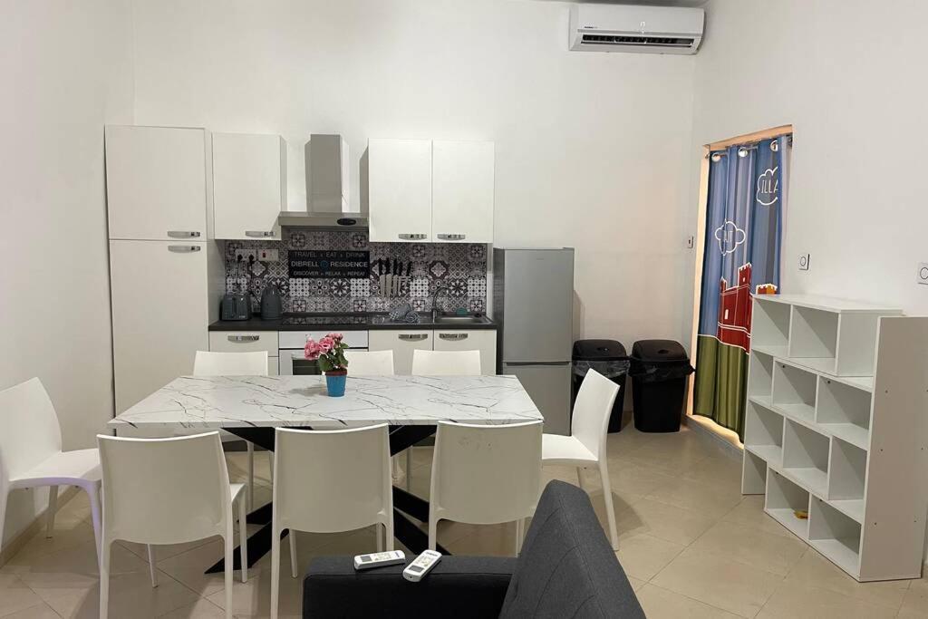 2 Bed Apt In Heart Of St Julians - 5Min From Seafront Saint Julian's Luaran gambar